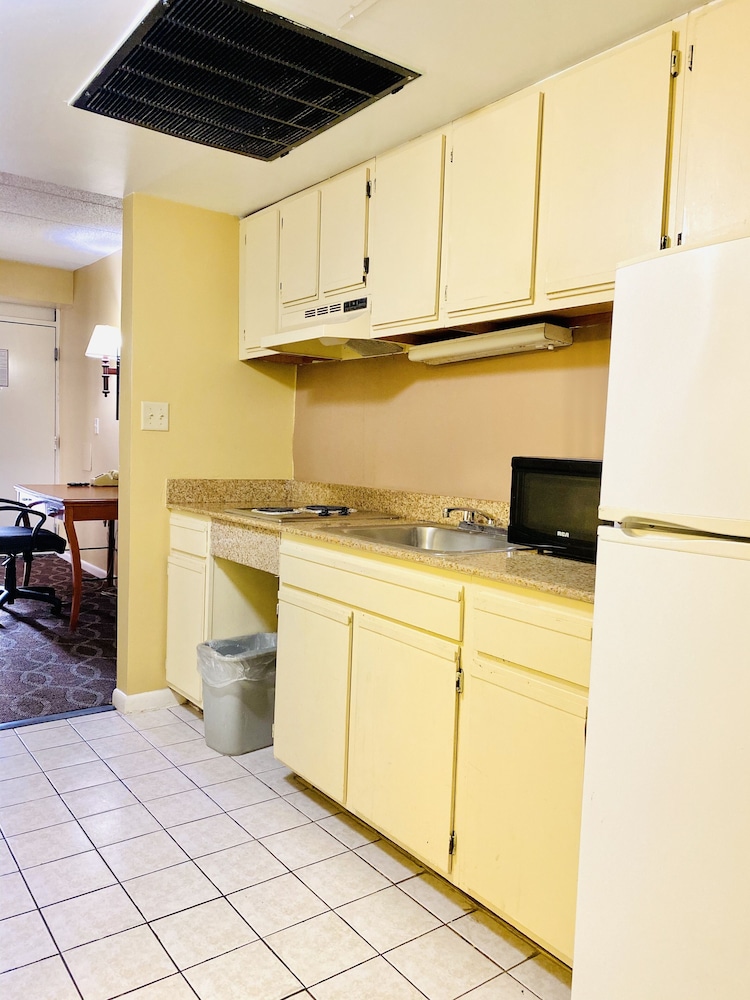 Red Roof PLUS+ & Suites Virginia Beach - Seaside 13/45