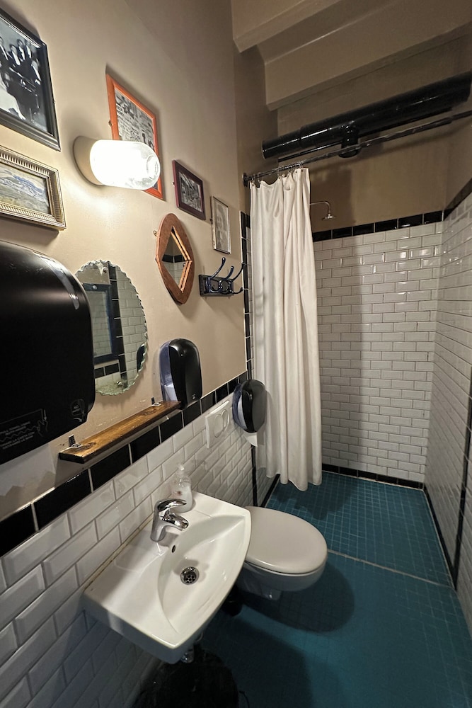 Female Dorm, Female Only, 6 Beds, Shared Bathroom، Kex Hostel Reykjavík 3/3
