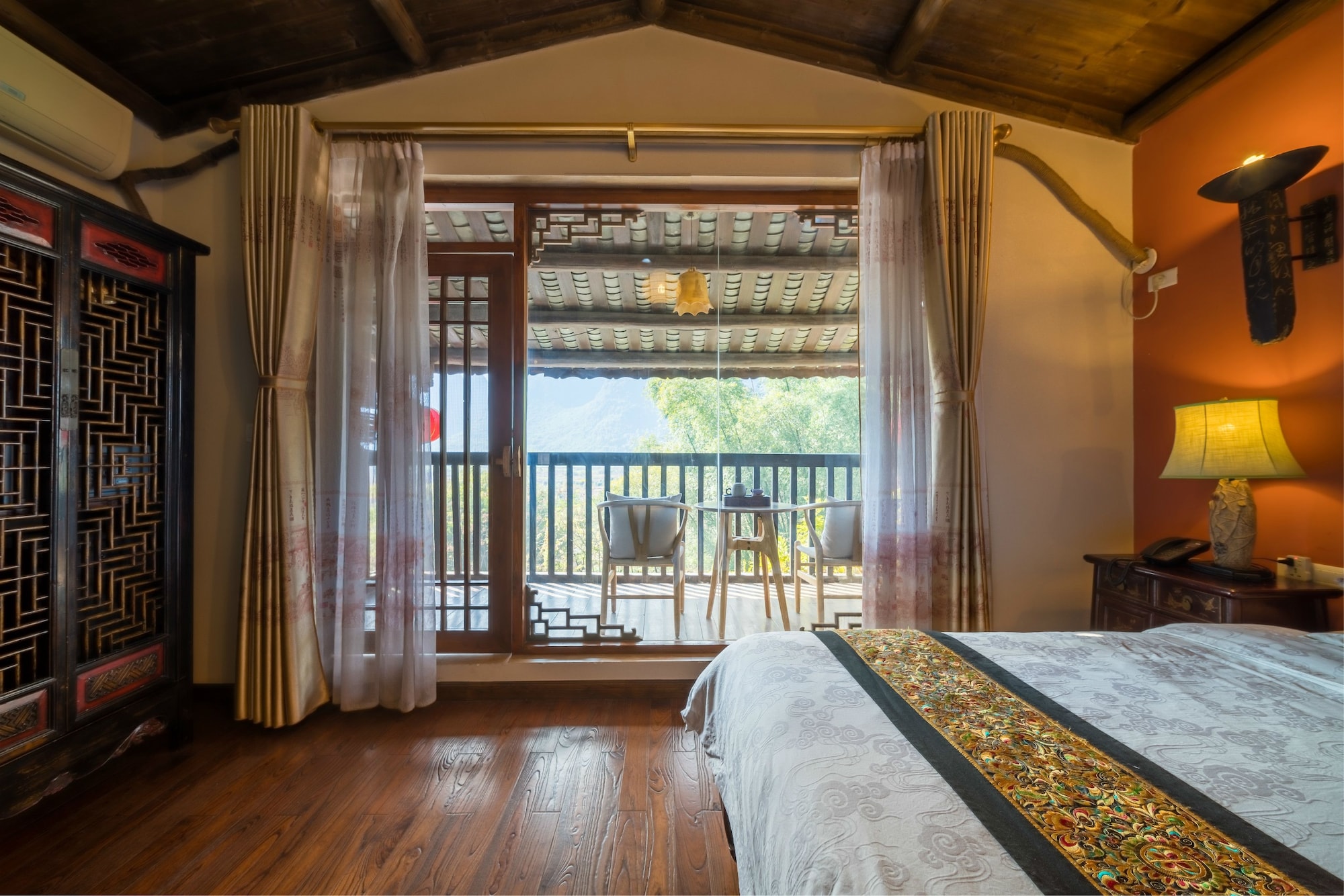 DELUXE, DOUBLE BED