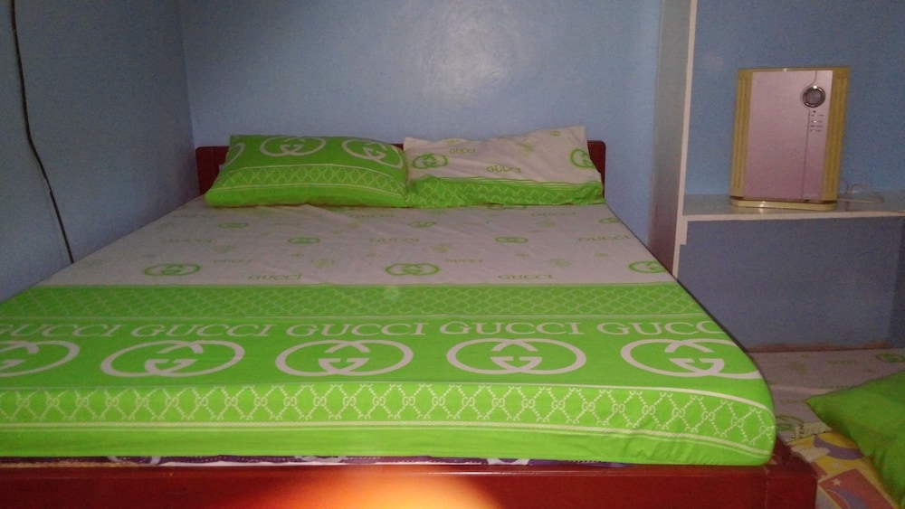 Yellow House Vacation Rental 9/23