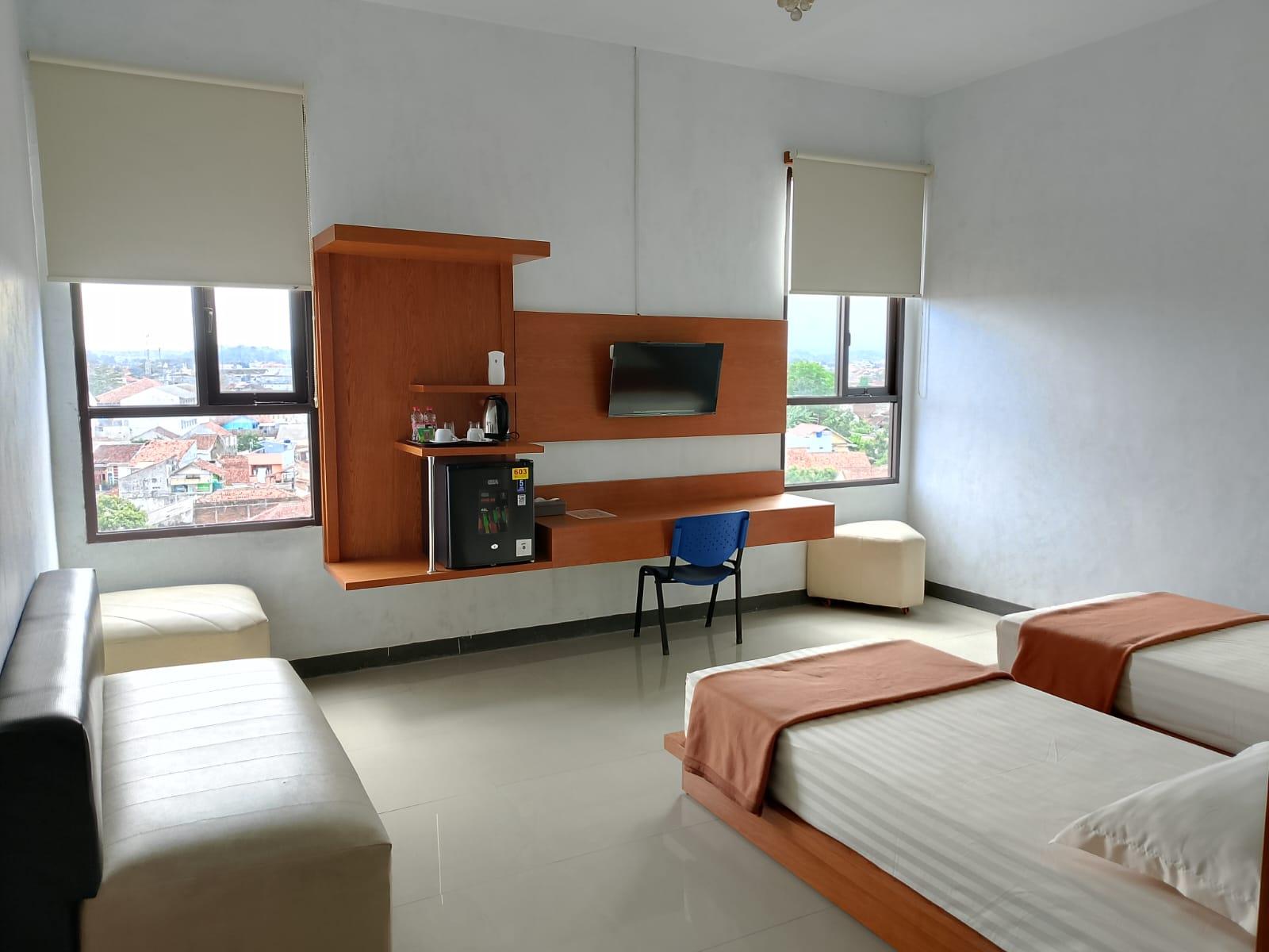 Art, Junior, Twin Beds, Garden View