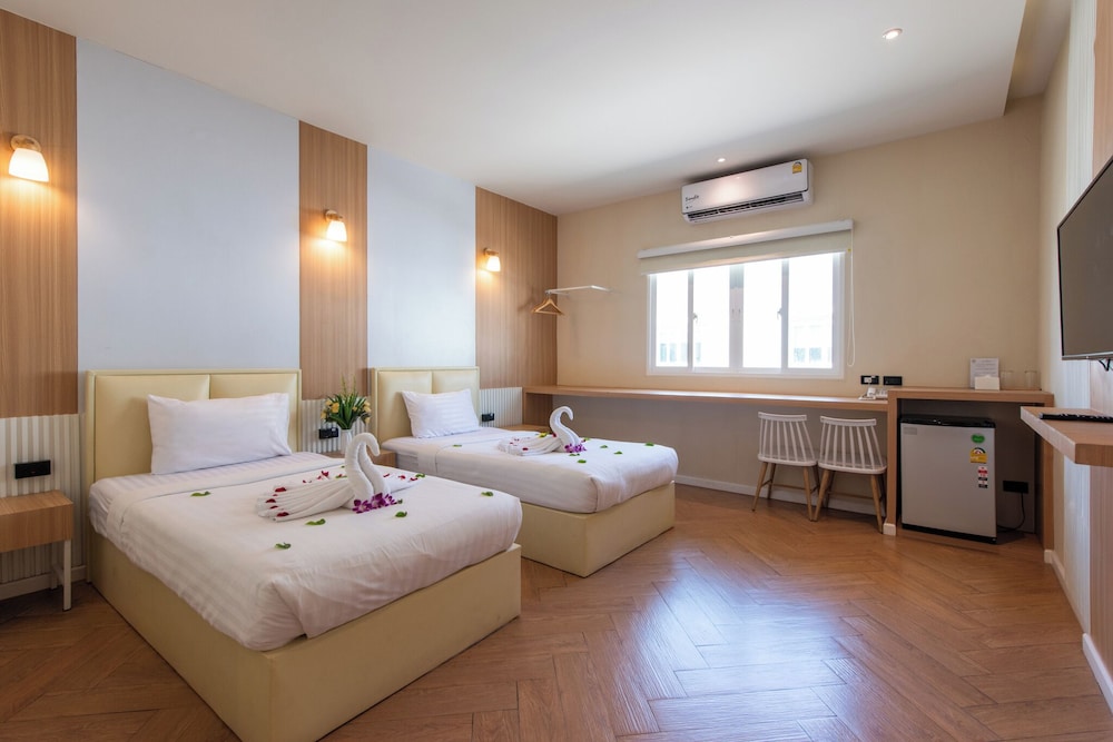 ROOM, TWIN BEDS