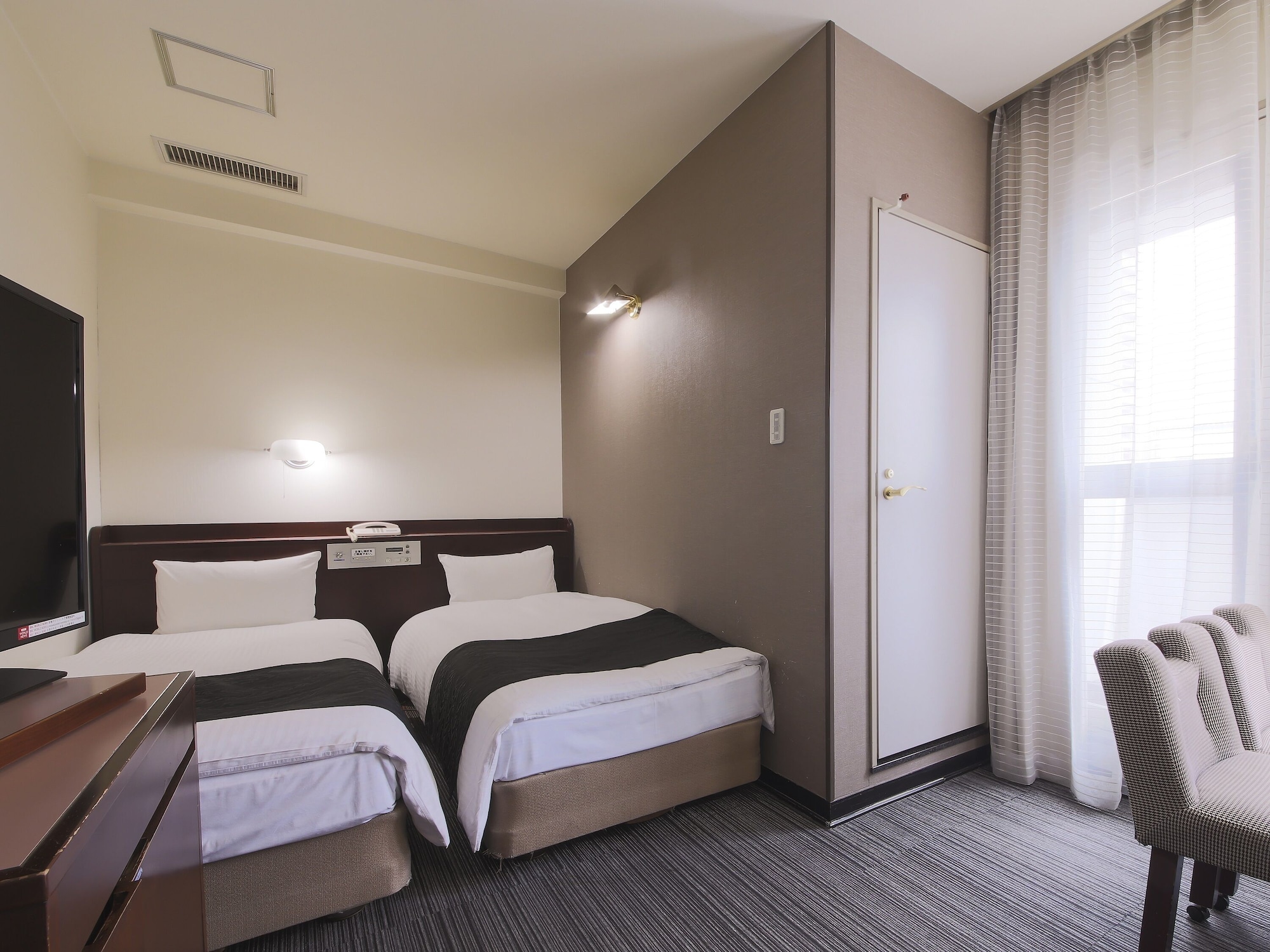 ROOM, TWIN BEDS