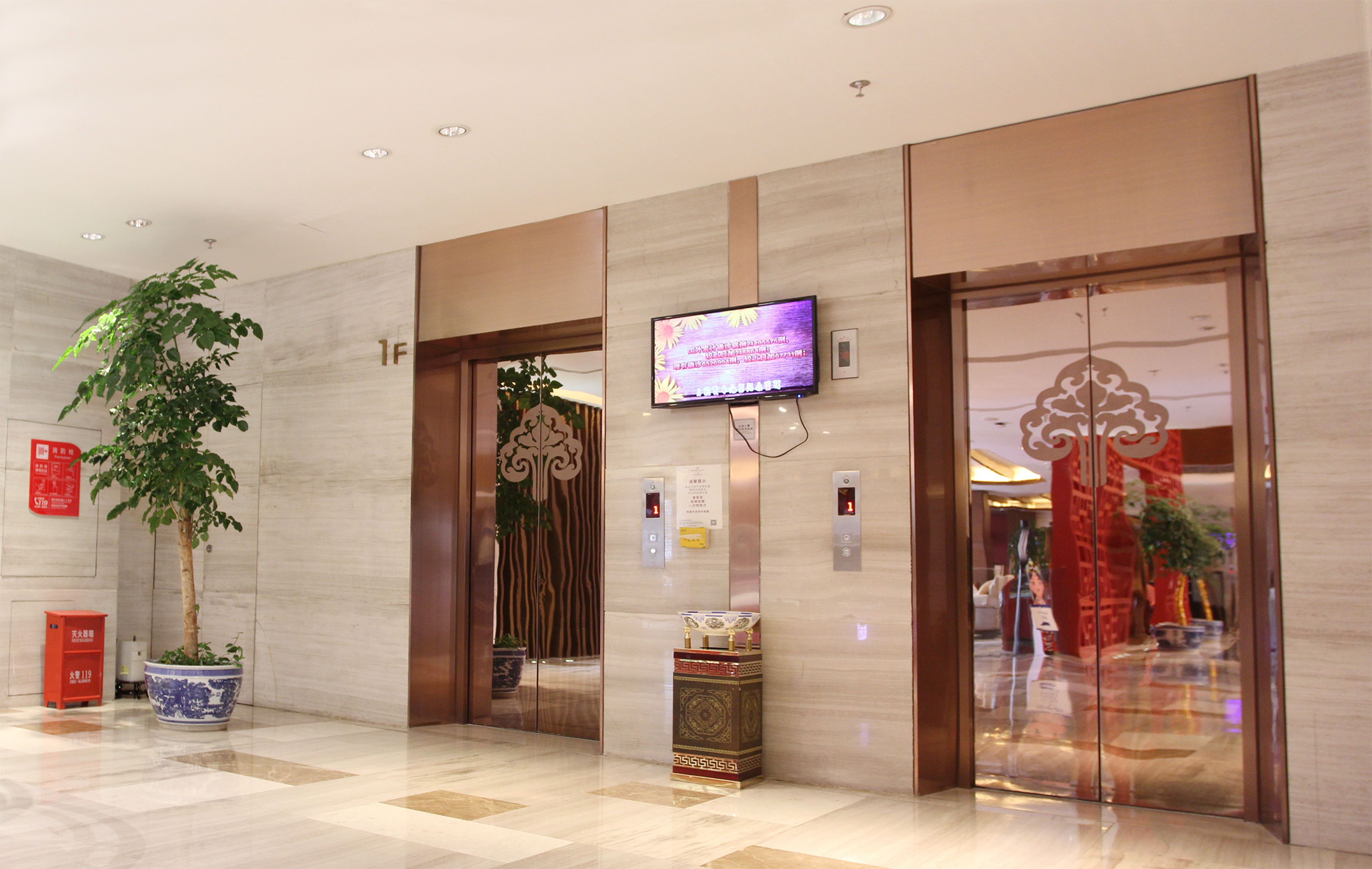 Crowne Plaza Yading 12/81