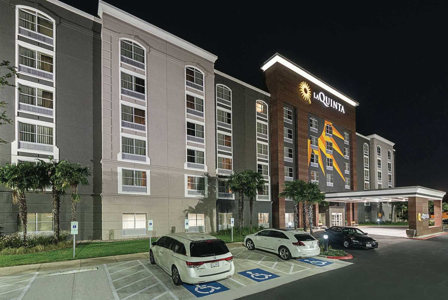 La Quinta Inn & Suites by Wyndham San Antonio Downtown 19/25