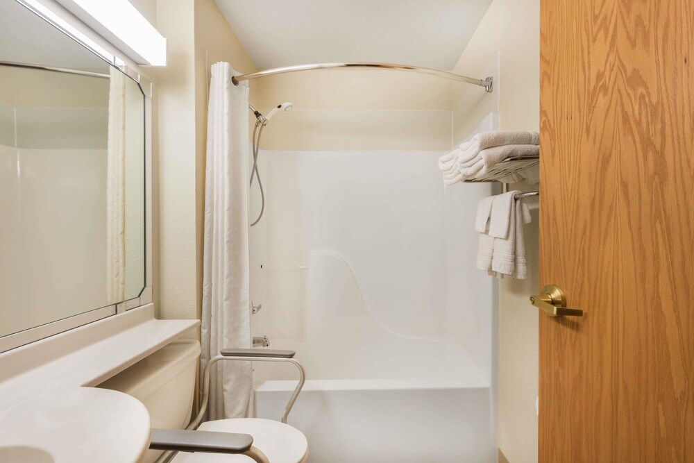Microtel Inn and Suites by Wyndham Sainte Genevieve 12/25