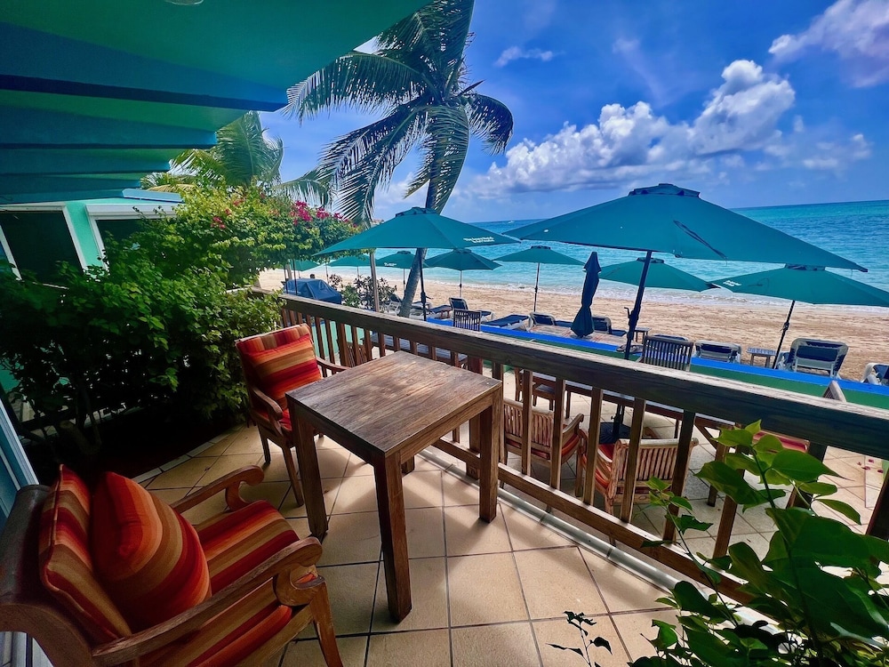 Azure Hotel And Art Studio 31/41