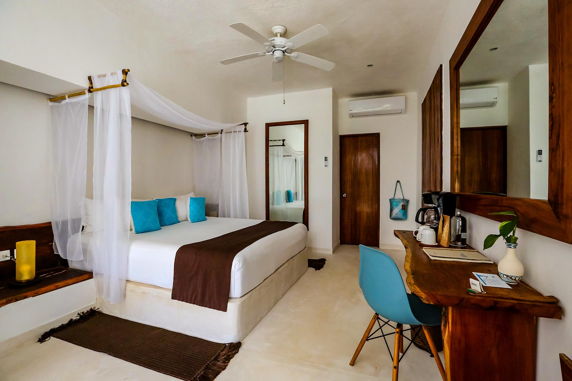 Swim Up, King Bed, Plunge Pool