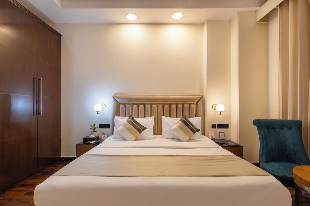 DELUXE, DOUBLE OR TWIN BED