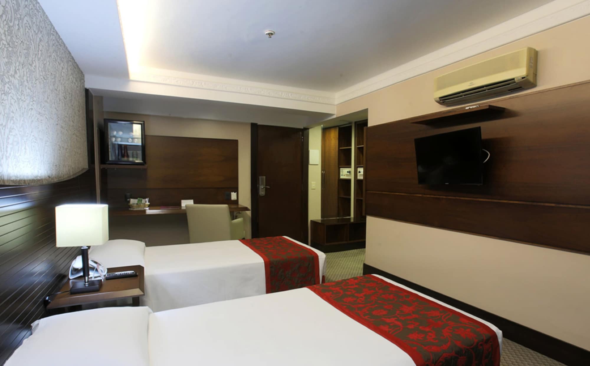 DELUXE, LUXURY, TWIN BEDS