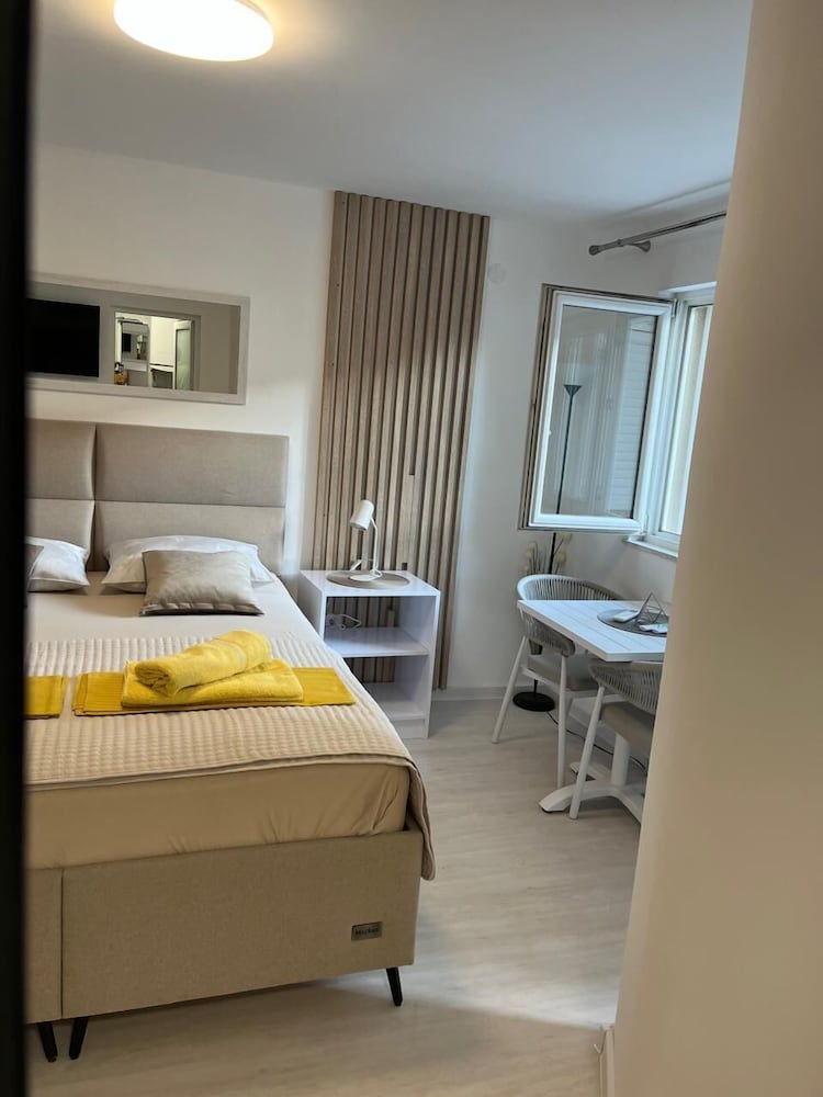 Classic, Studio, Queen Bed, Partial Sea View, Courtyard Area
