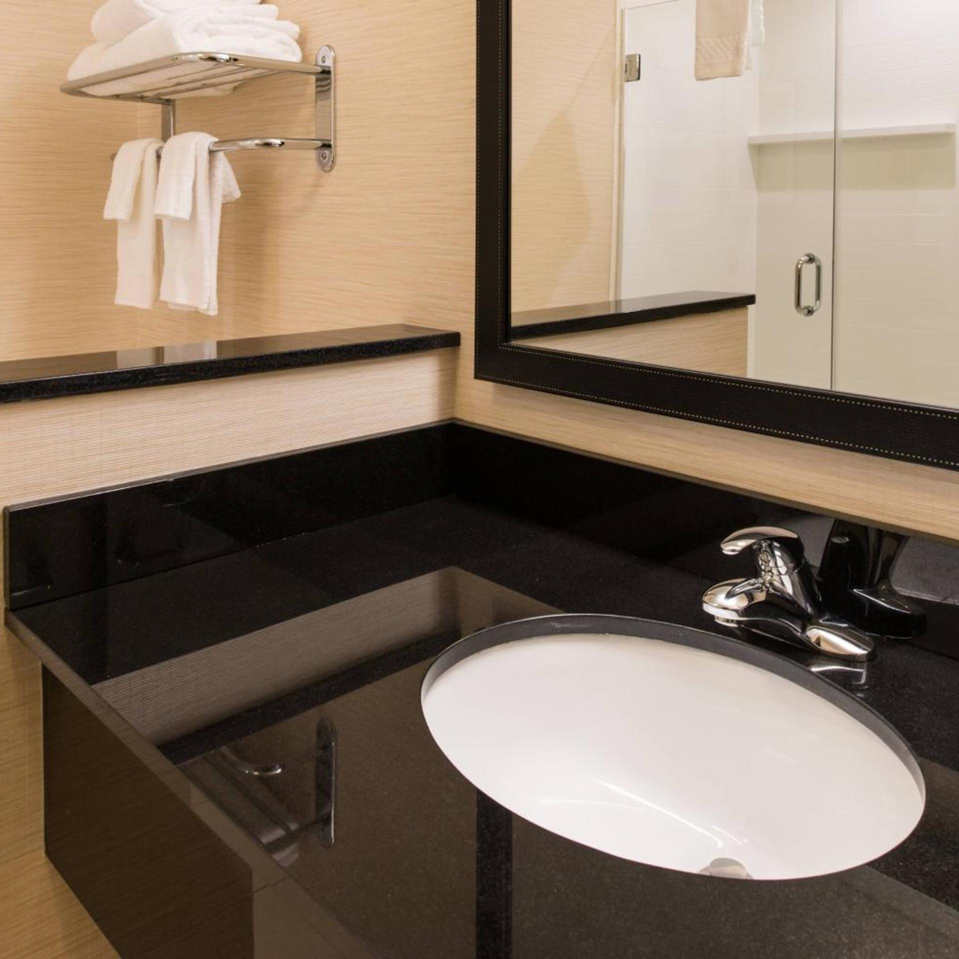 جناح بسرير كينج، Fairfield Inn Suites Utica 2/4