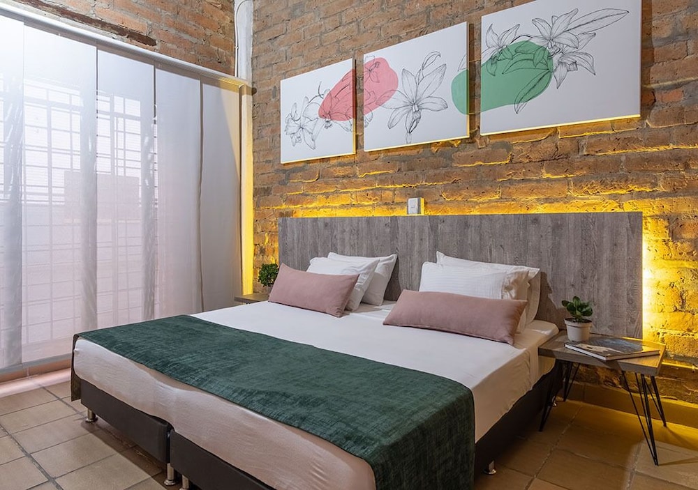 room, multiple beds