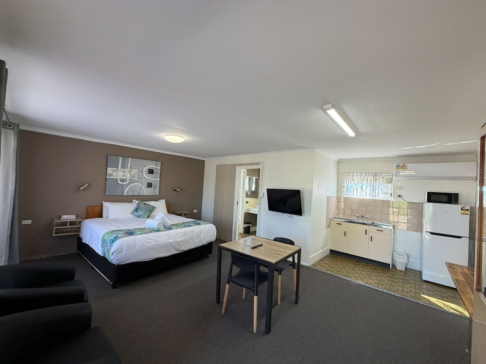 RIVIERA MOTEL BUNDABERG 9/44