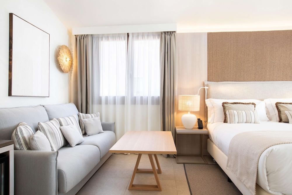 JUNIOR SUITE, KING BED