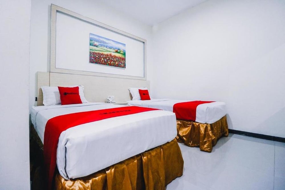 RedDoorz Plus near Sultan Hasanuddin Airport 11/23