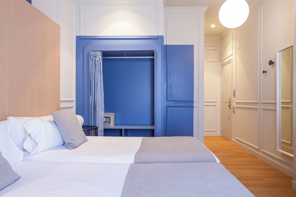 ROOM, DOUBLE OR TWIN BED