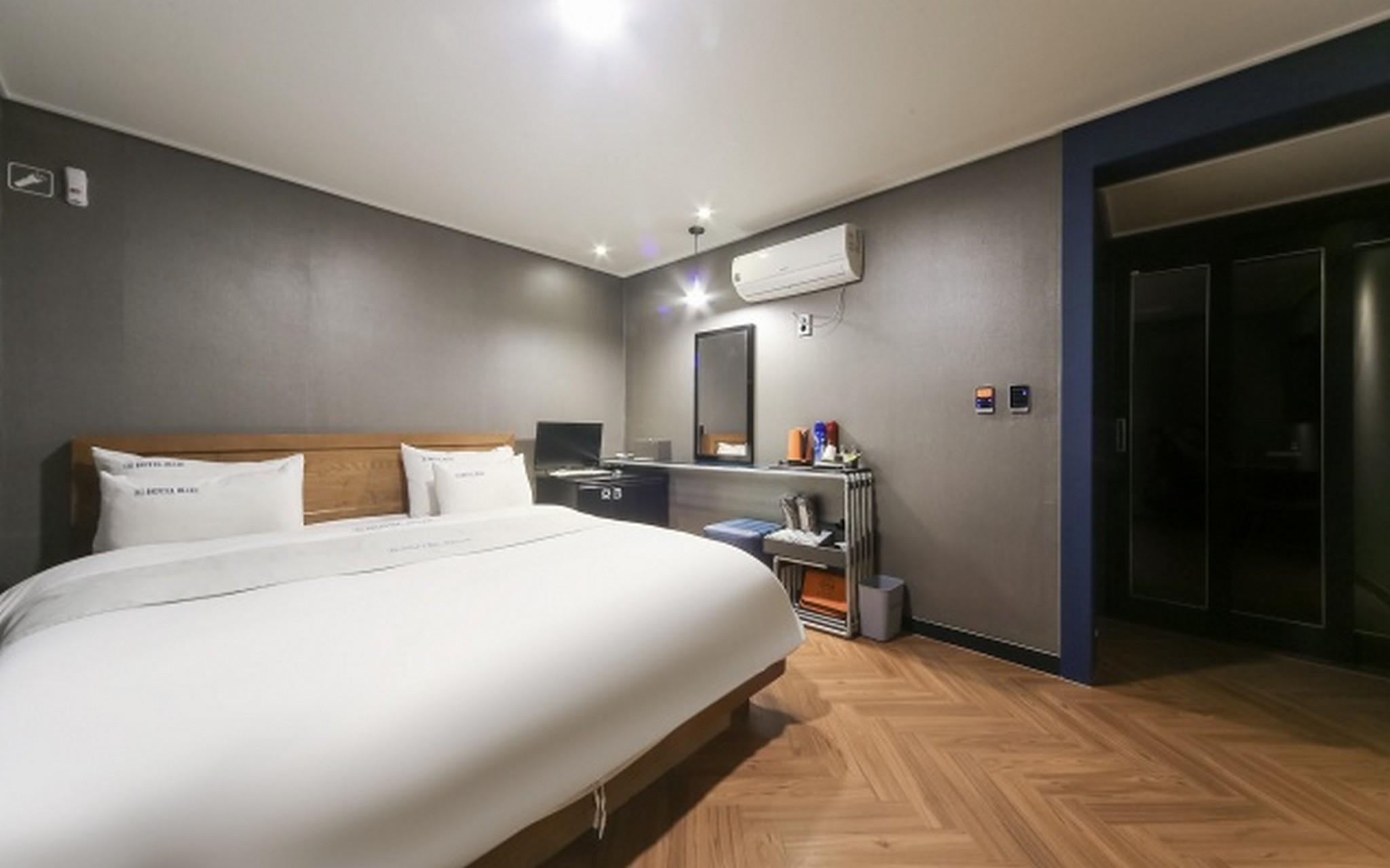 Blue Hotel 17/28