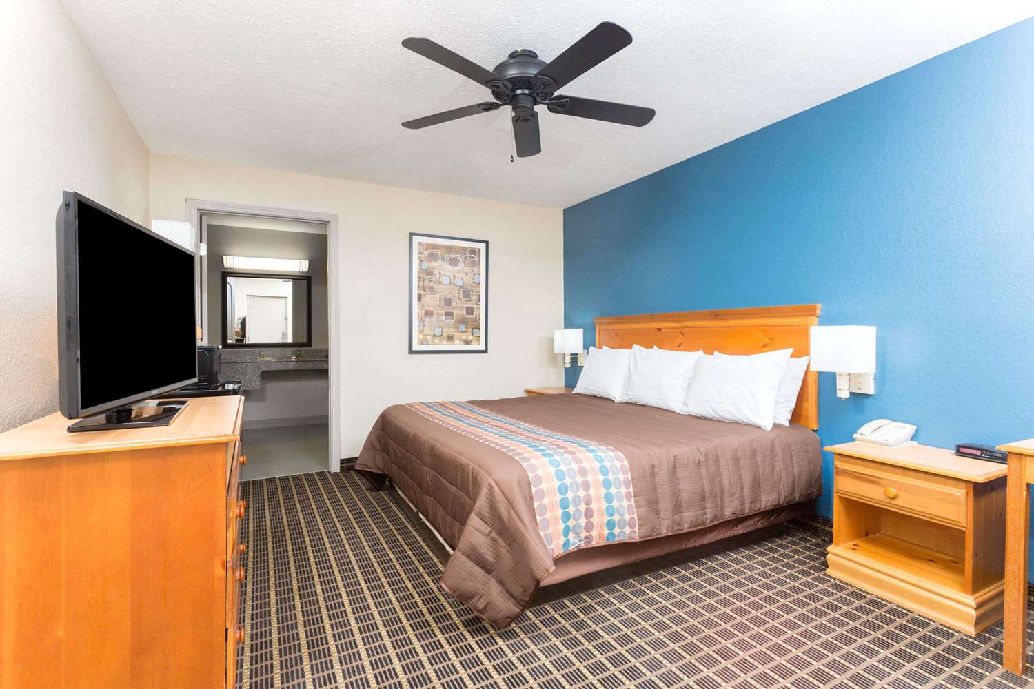Days Inn by Wyndham Forest 15/40