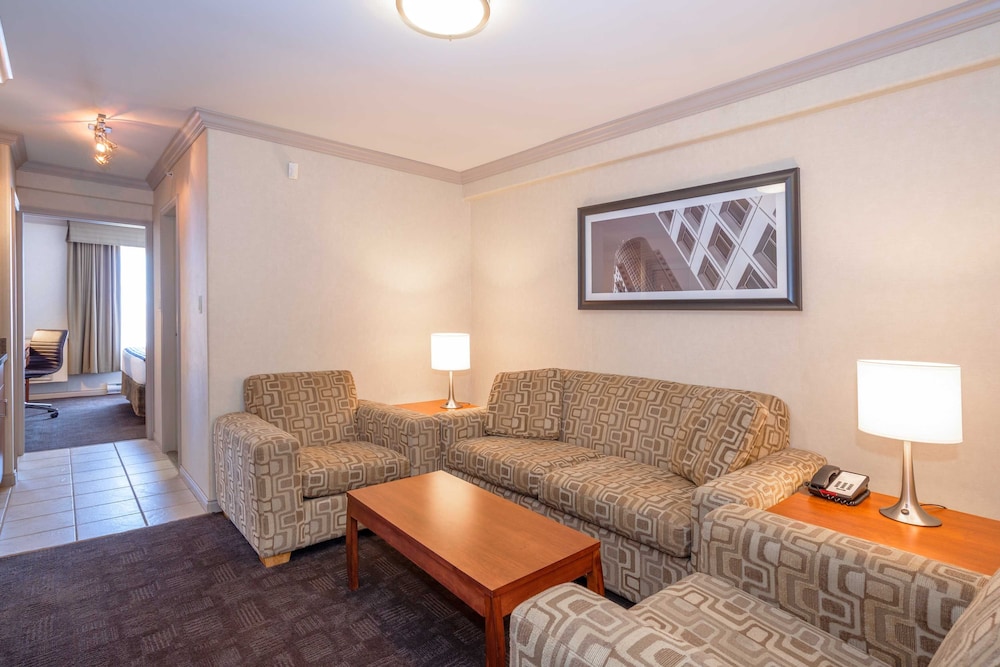 Sandman Hotel & Suites Winnipeg Airport 32/56