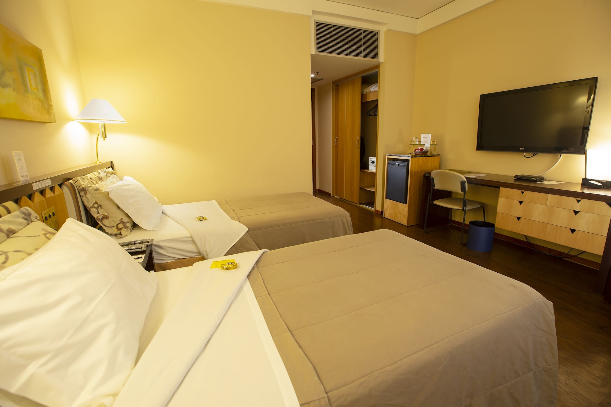 DELUXE, TWIN BEDS