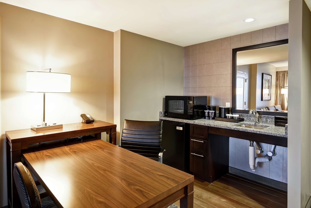 Embassy Suites Springfield 40/62