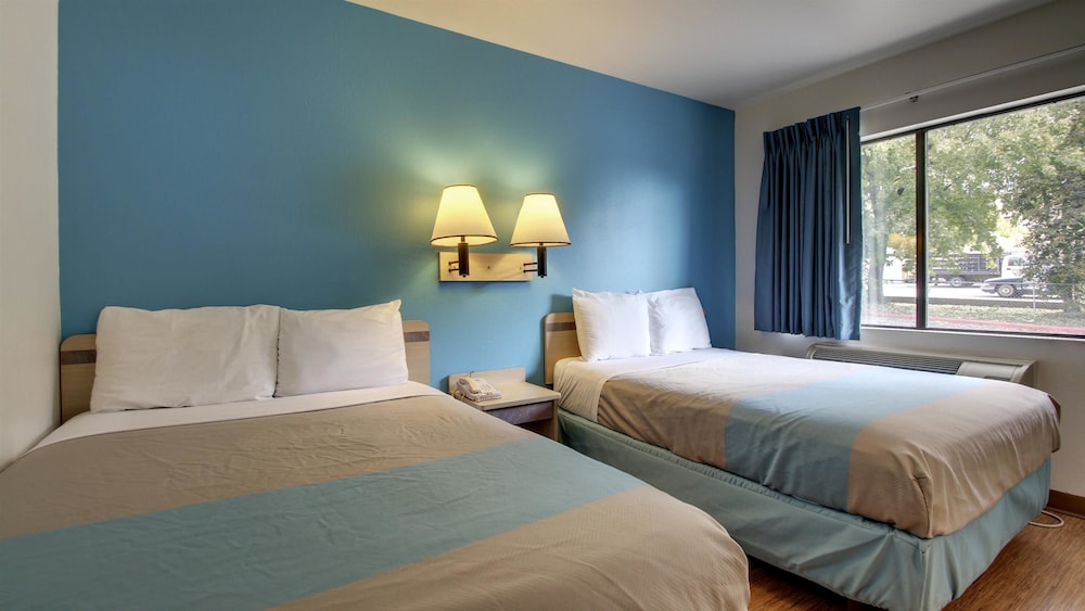Motel6 Des Moines, IA - North 26/61