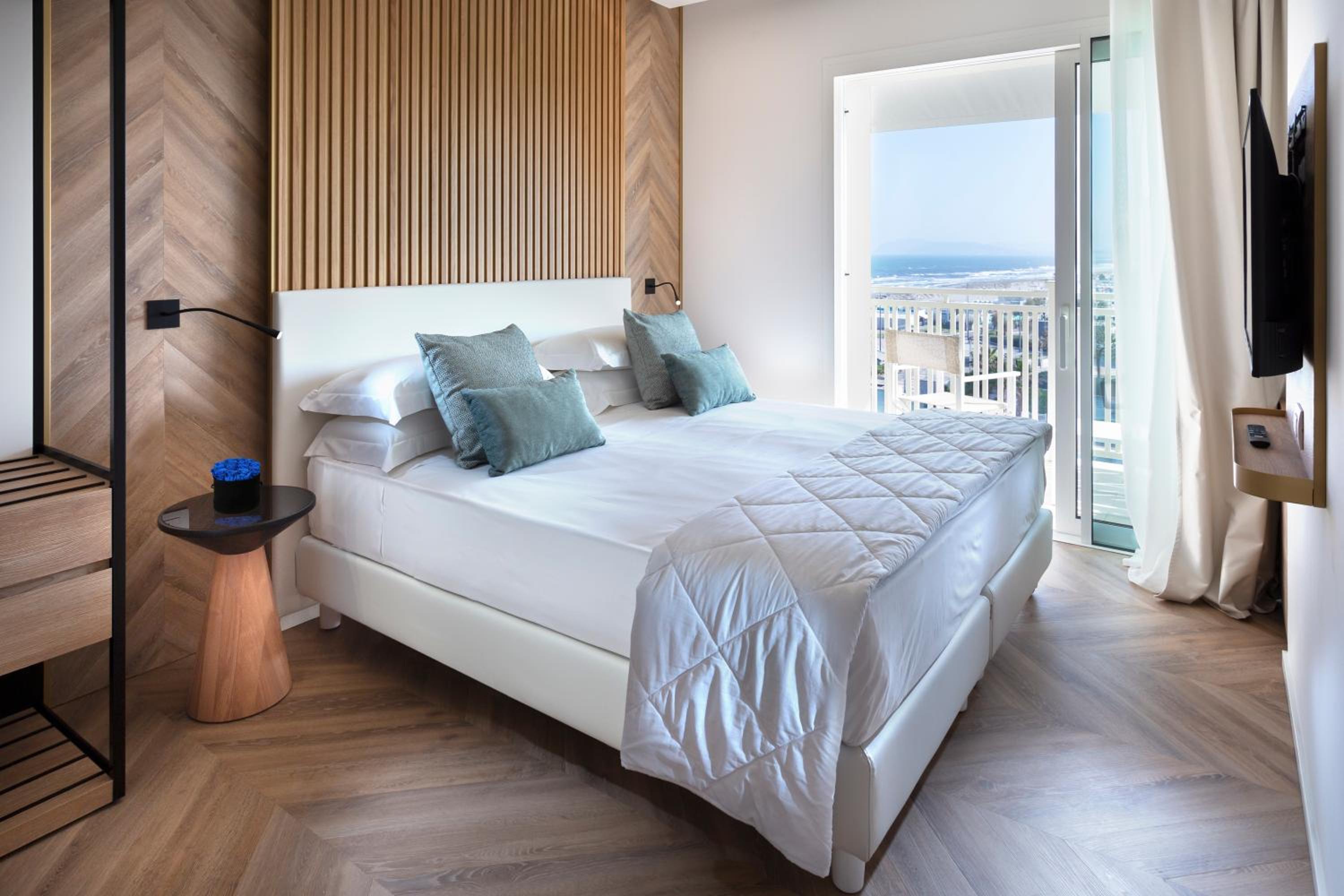 Deluxe, Double Bed, Side Sea View