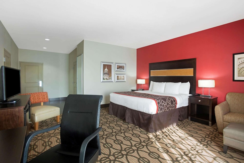 La Quinta Inn Suites Pearsall 17/56
