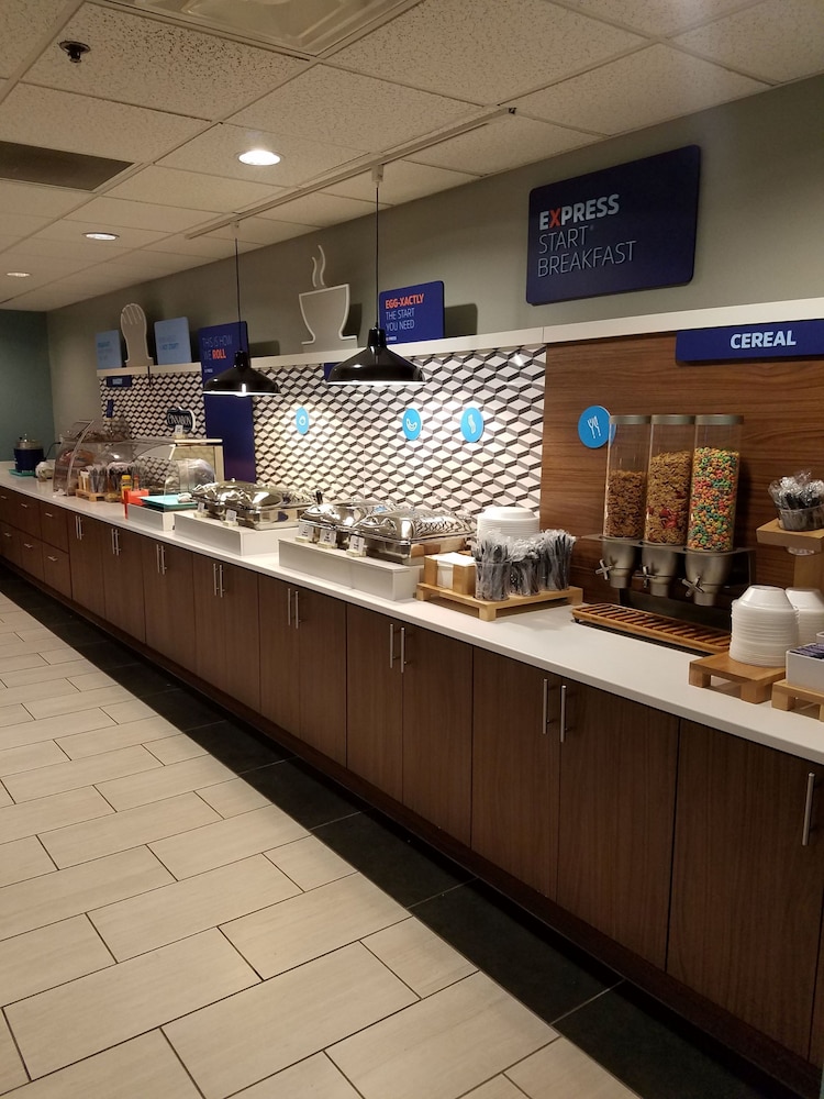 Holiday Inn Express Hotel and Suites Kingsport-Meadowview I-26 21/30