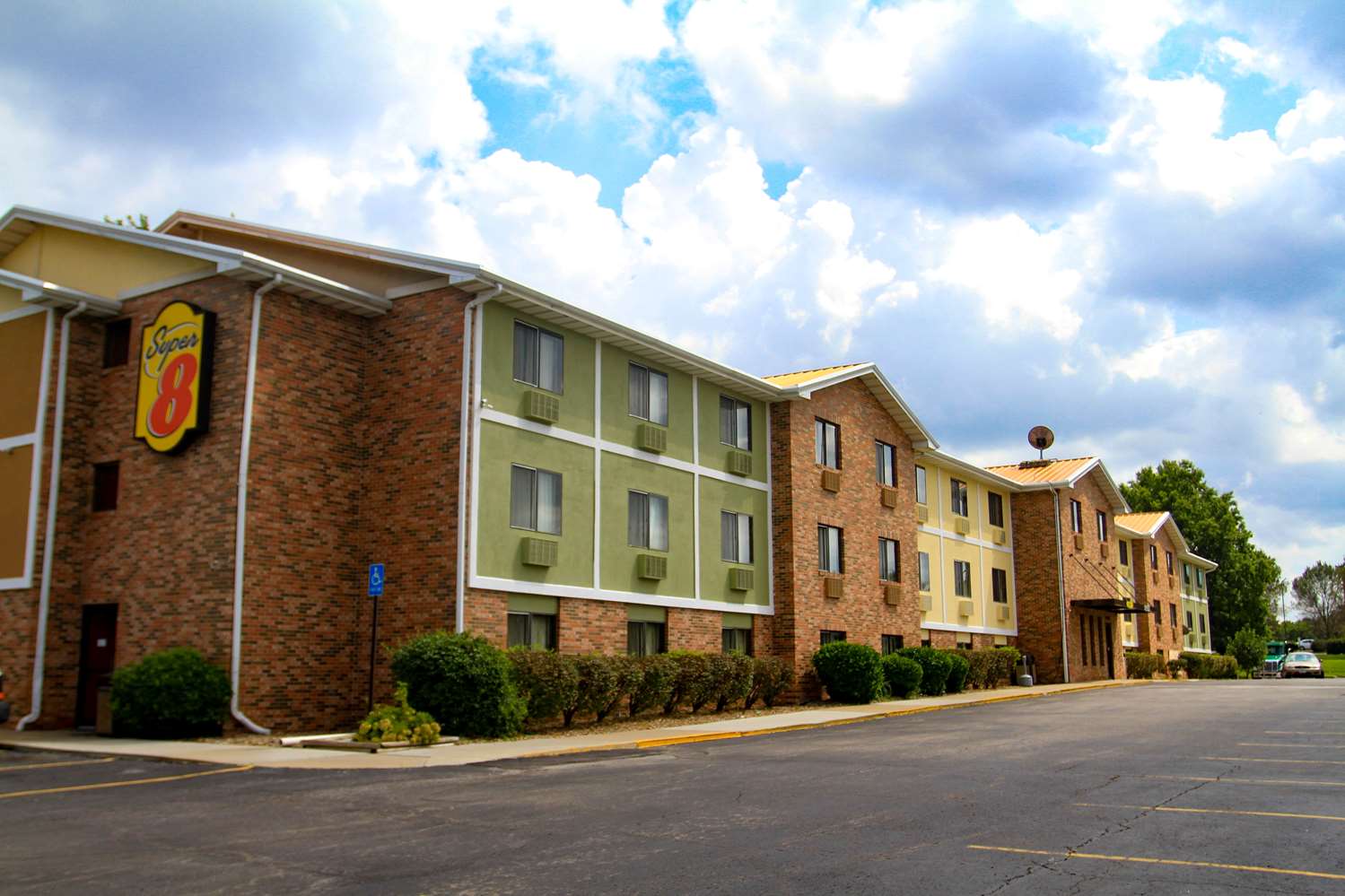 Super 8 by Wyndham Lenexa Overland Park/Mall Area 4/70