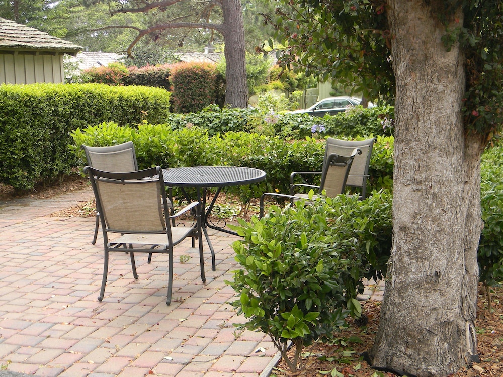 Carmel Resort Inn 68/72