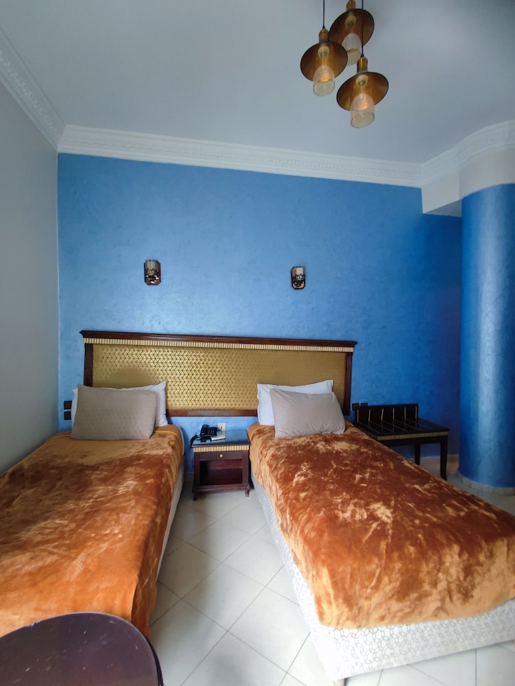 غرفة بسرير مزدوج
