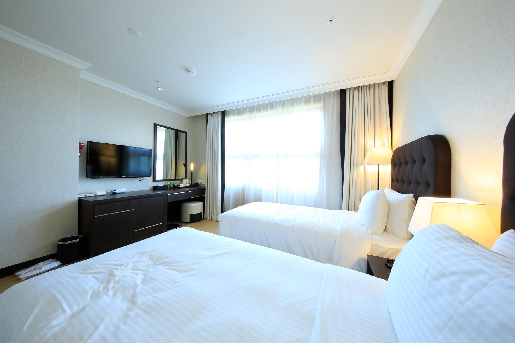 DELUXE, TWIN BEDS