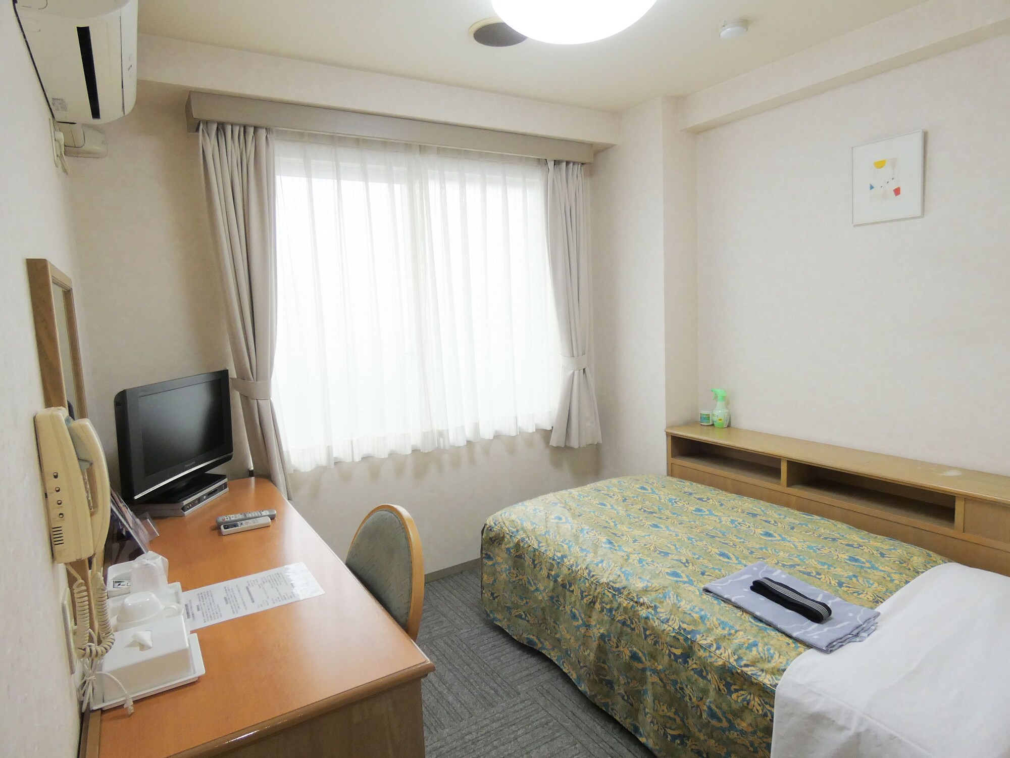 ROOM, SINGLE, SMOKING