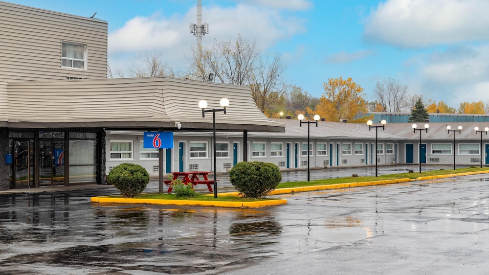 Motel6 Cornwall, On 45/57