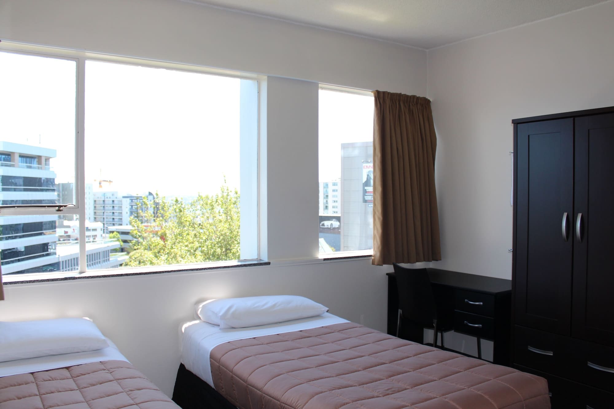 ROOM, TWIN BEDS