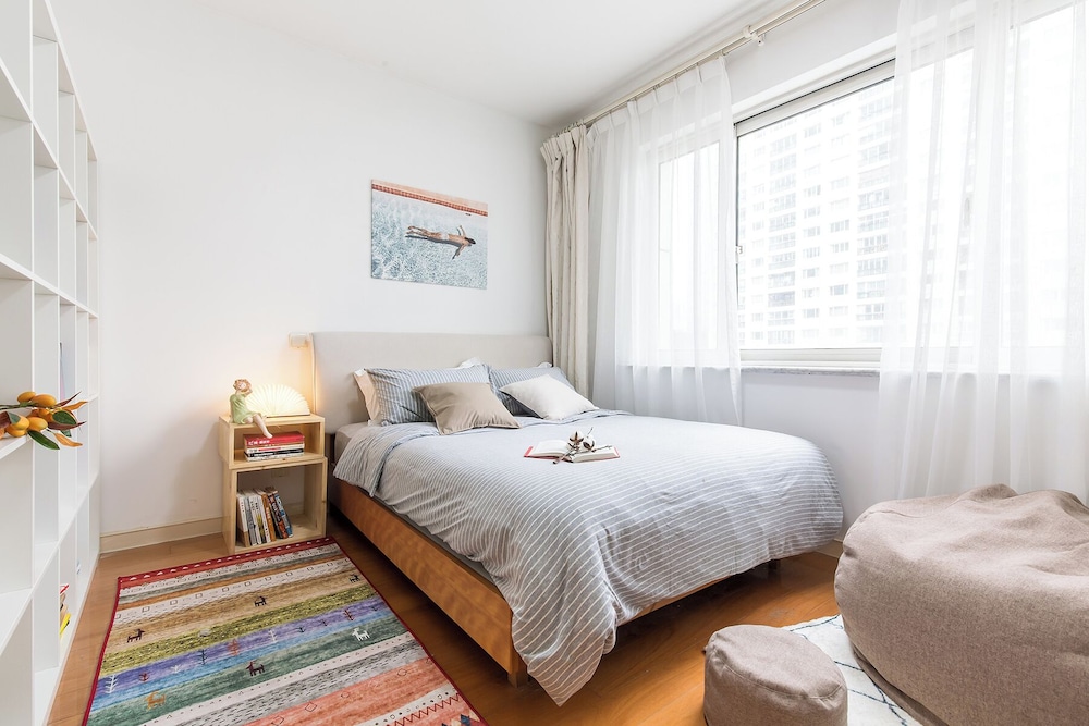 2 Bedrooms, Senior, Apartment, 2 Queen Beds, Kitchen، Book and Bed-People's Square 7/10