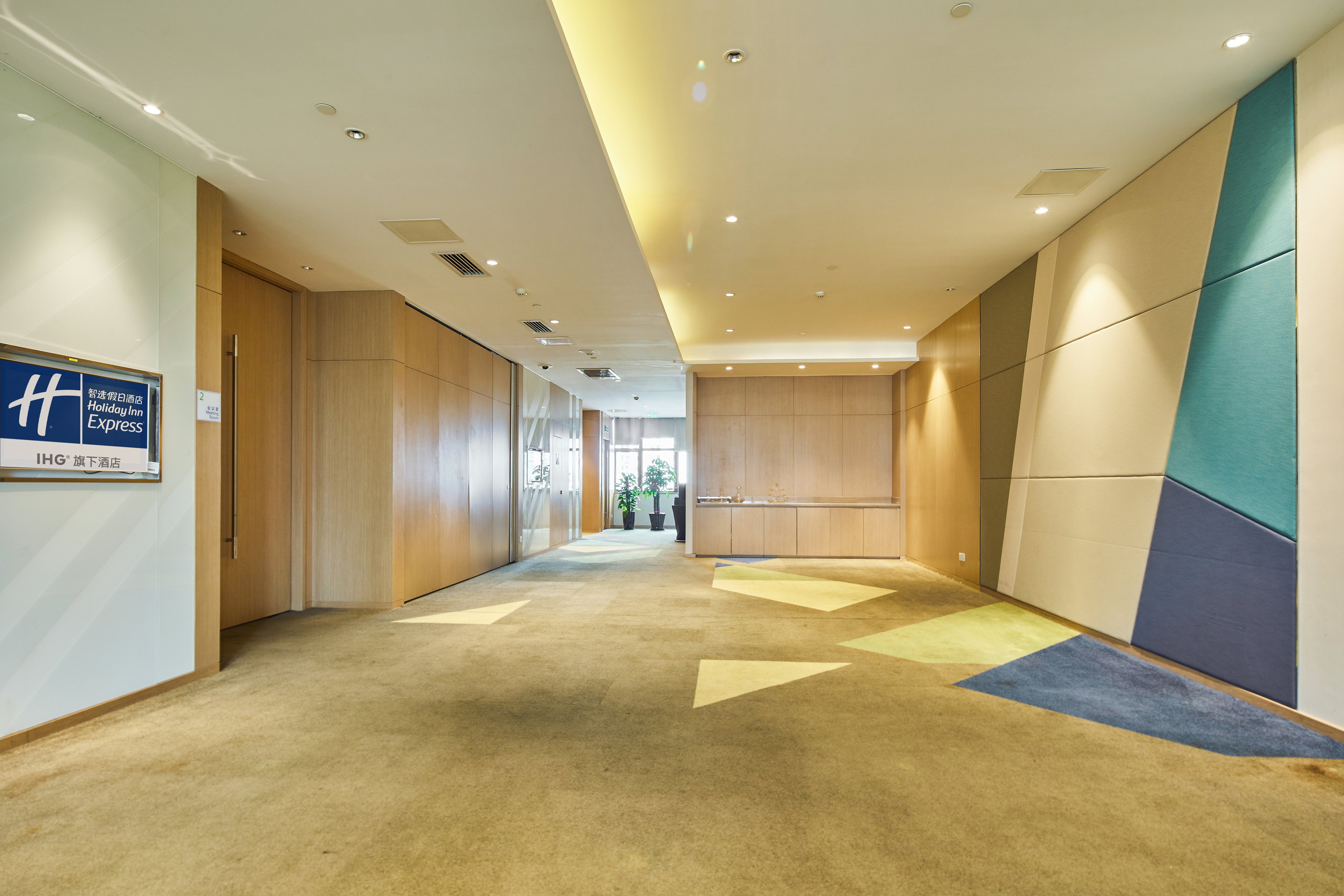 Holiday Inn Express Shanghai Zhenping 66/69