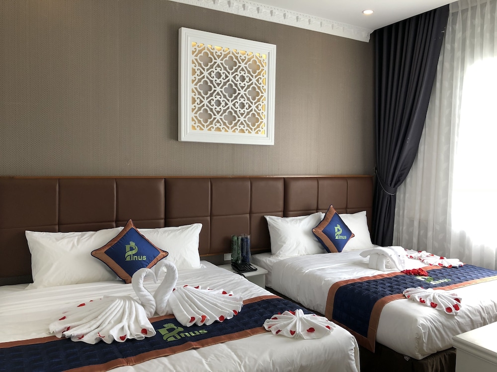 DELUXE, QUADRUPLE, 2 QUEEN BEDS