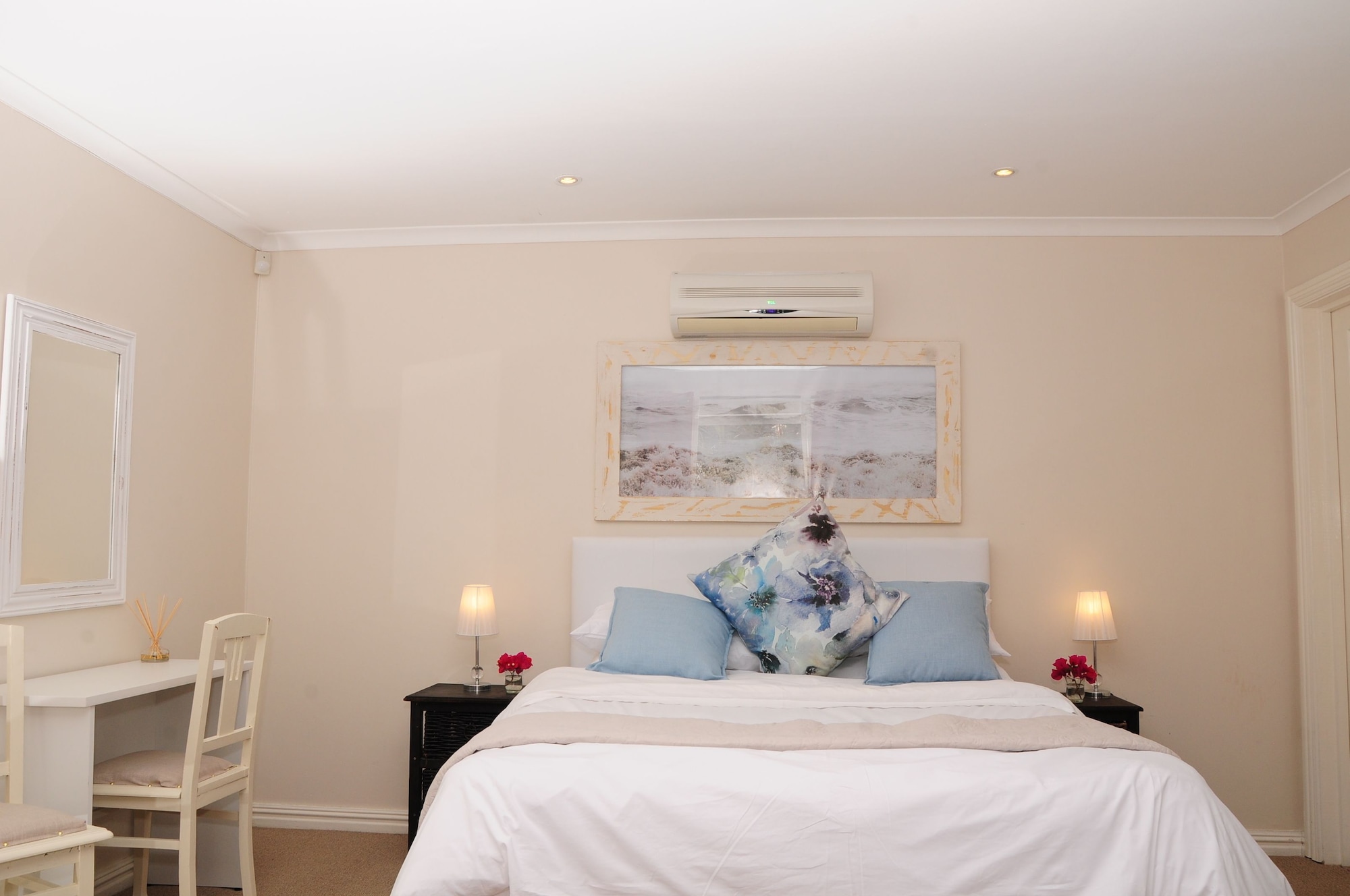 Classic, Queen Bed, Pool Side, Pool Access