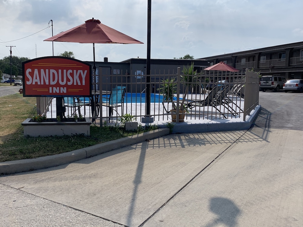 Sandusky Inn 14/15