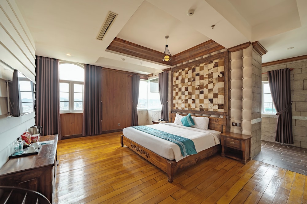 GRAND, SUITE, RIVER VIEW