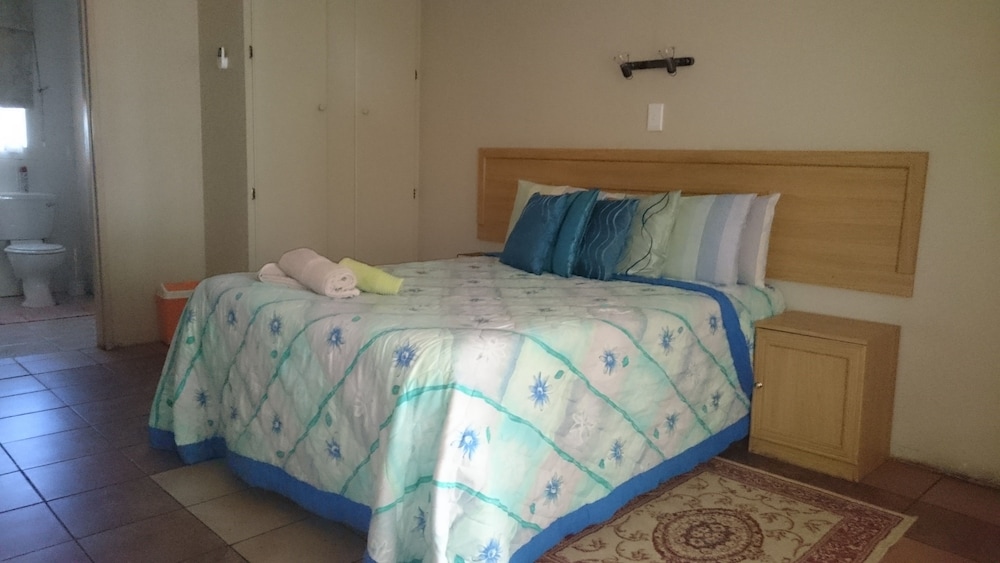 Ladybrand Guest House 3/50