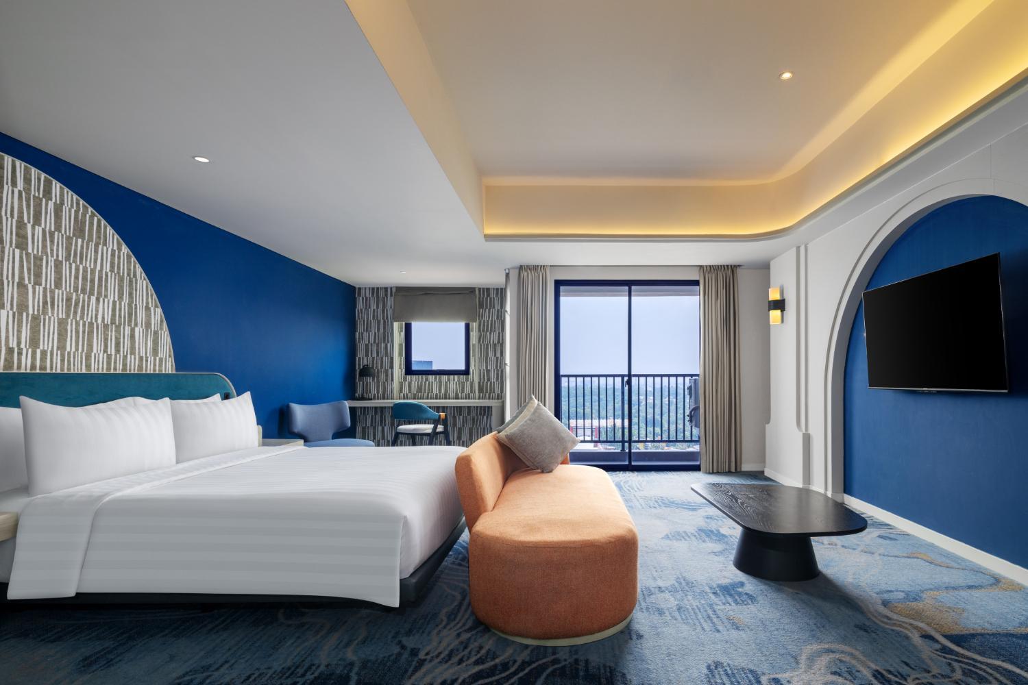 DELUXE, DOUBLE OR TWIN BED