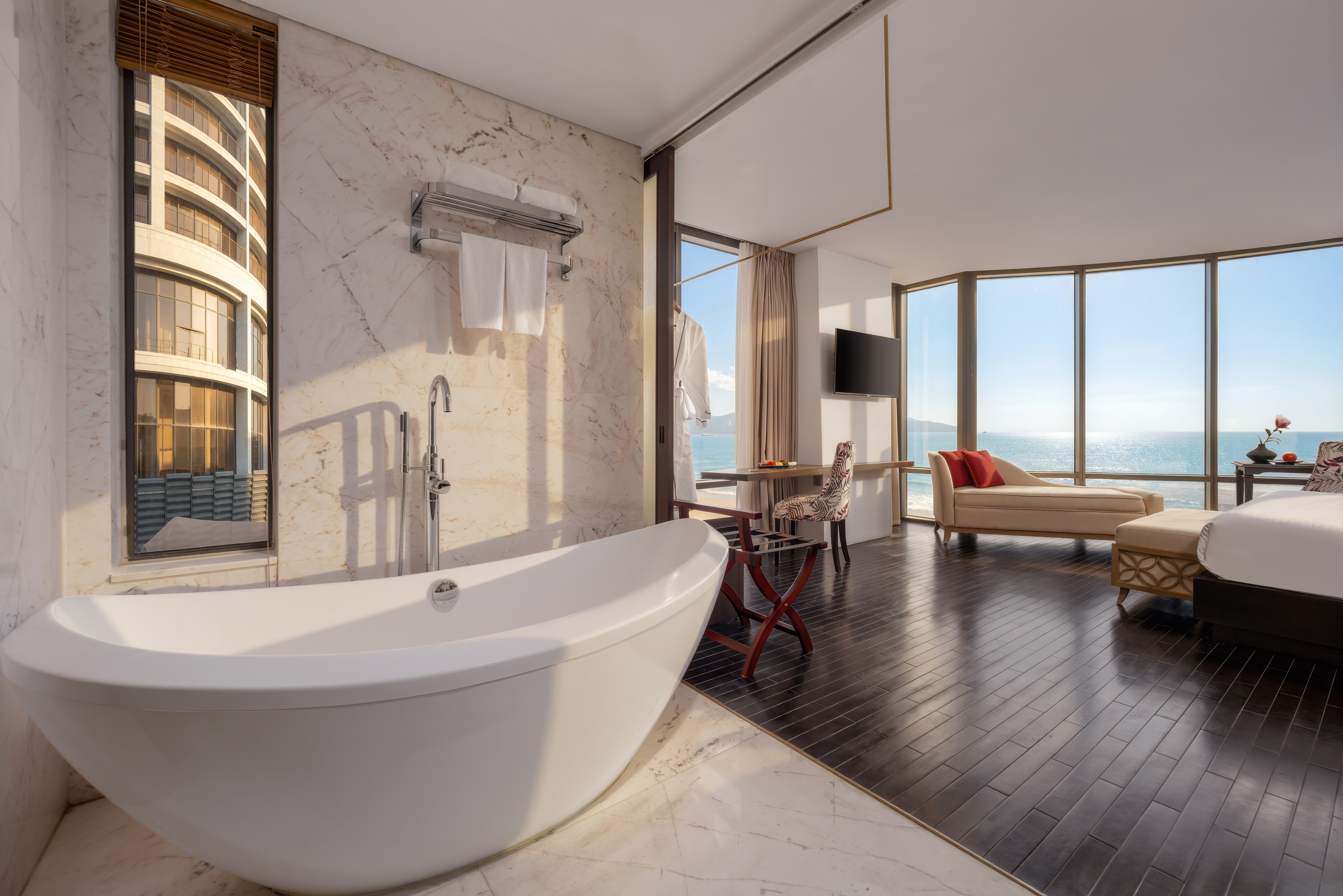 جناح بريميير، Holiday Beach Hotel Danang 5/5