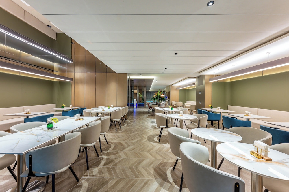 Holiday Inn Express Shanghai Jing'an Temple 37/50