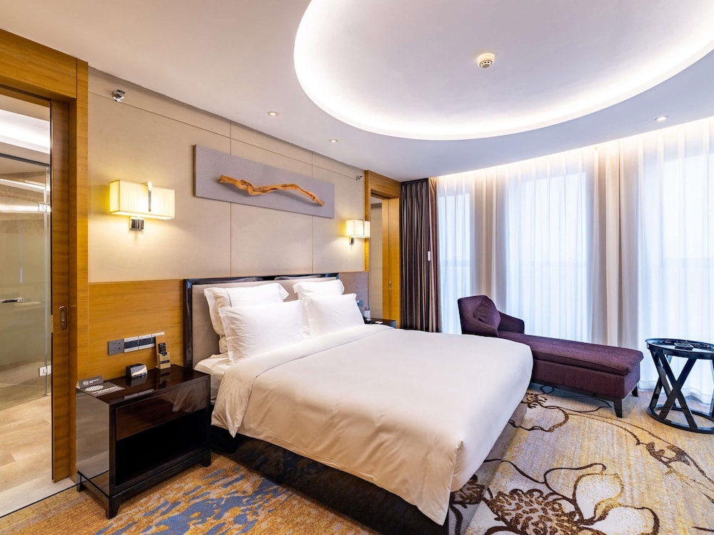 DELUXE, SUITE, KING BED
