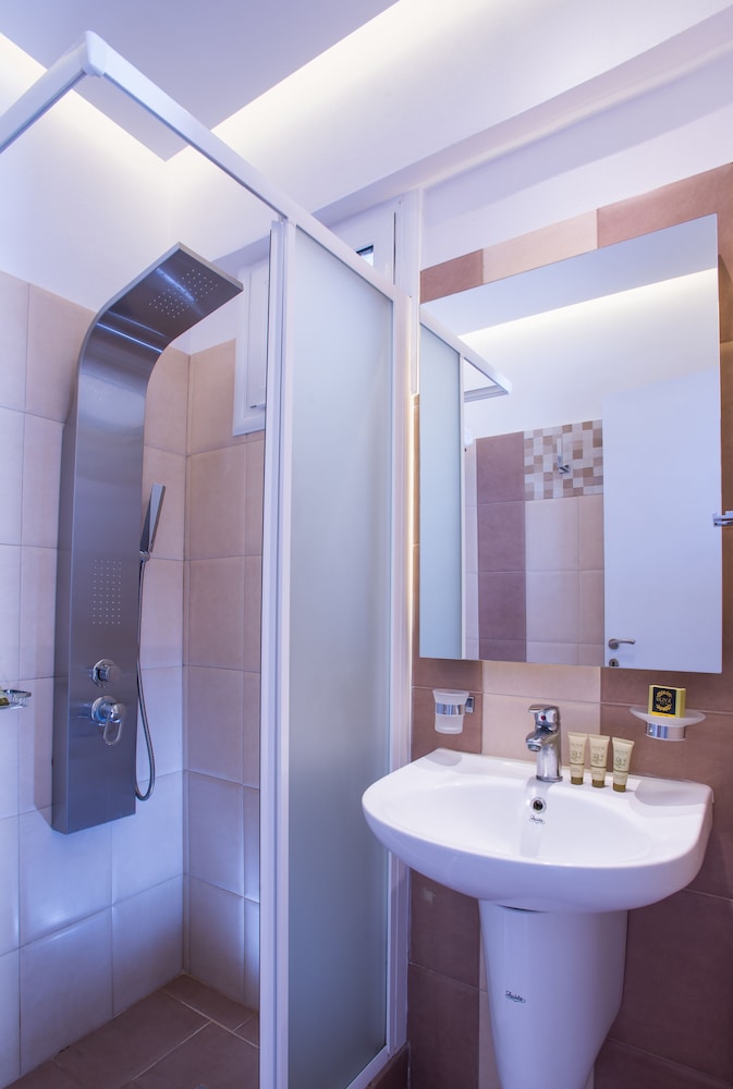 Oasis Beach Hotel Spa 75/76