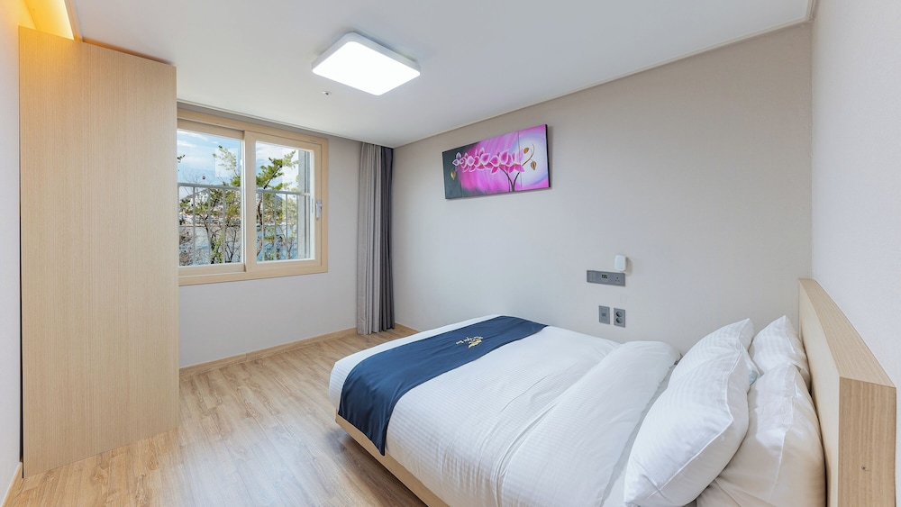Premium, Futon Bed, Bridge View